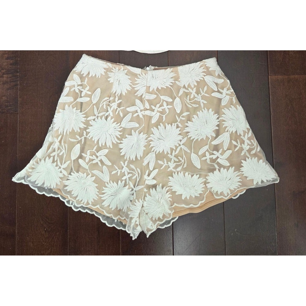 Here Comes The Sun Ivory Floral Embroidered Mesh Hot Shorts Tan Lining Sz L